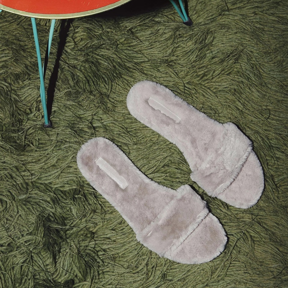 Reformation Lottie Slides in Grey / 6️⃣.5️⃣